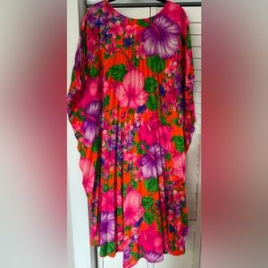 Vintage Hawaiian Kaftan One Size. Vibrant colors. Pleated.